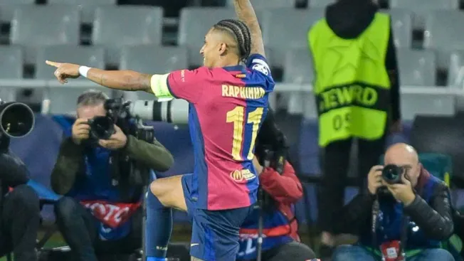 Raphinha brilha com três gols na vitória do Barcelona sobre o Bayern de Munique. (Foto: IMAGO / kolbert-press)