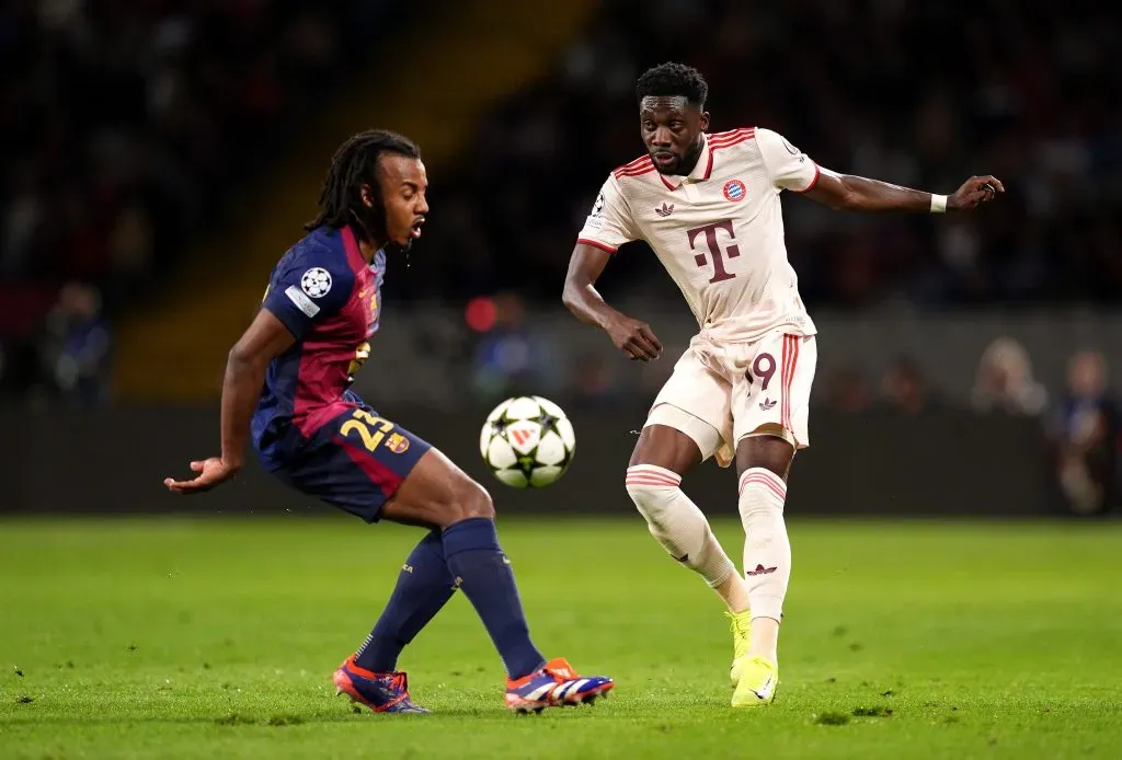 Davies vs Barcelona. (Photo by Pedro Salado/Getty Images)