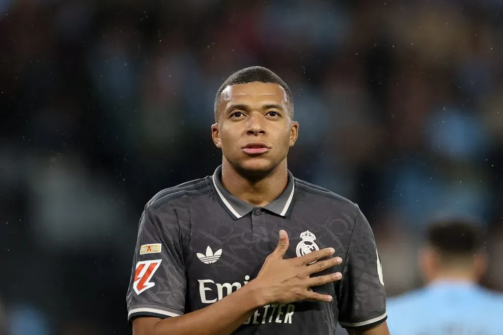 Mbappé com a camisa do Real Madrid.