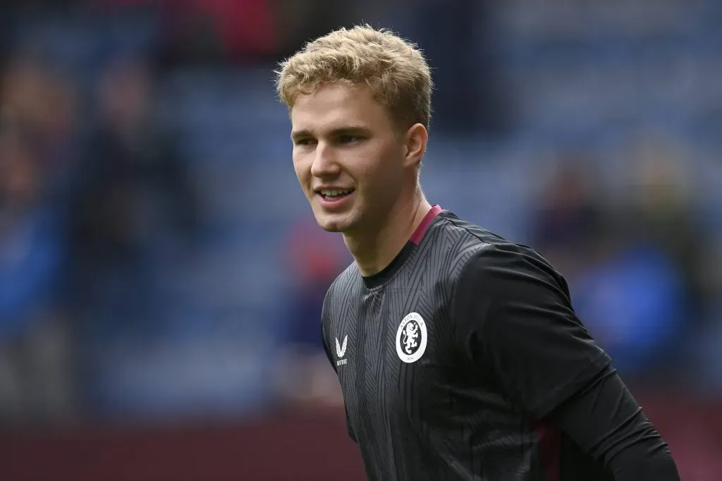 Oliwier Zych, arqueiro do Aston Villa (Foto: Neal Simpson/Imago/Sportsphoto)