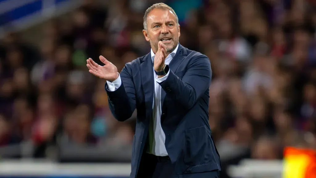 Hansi Flick em partida pelo Barcelona (Foto: IMAGO / MIS)
