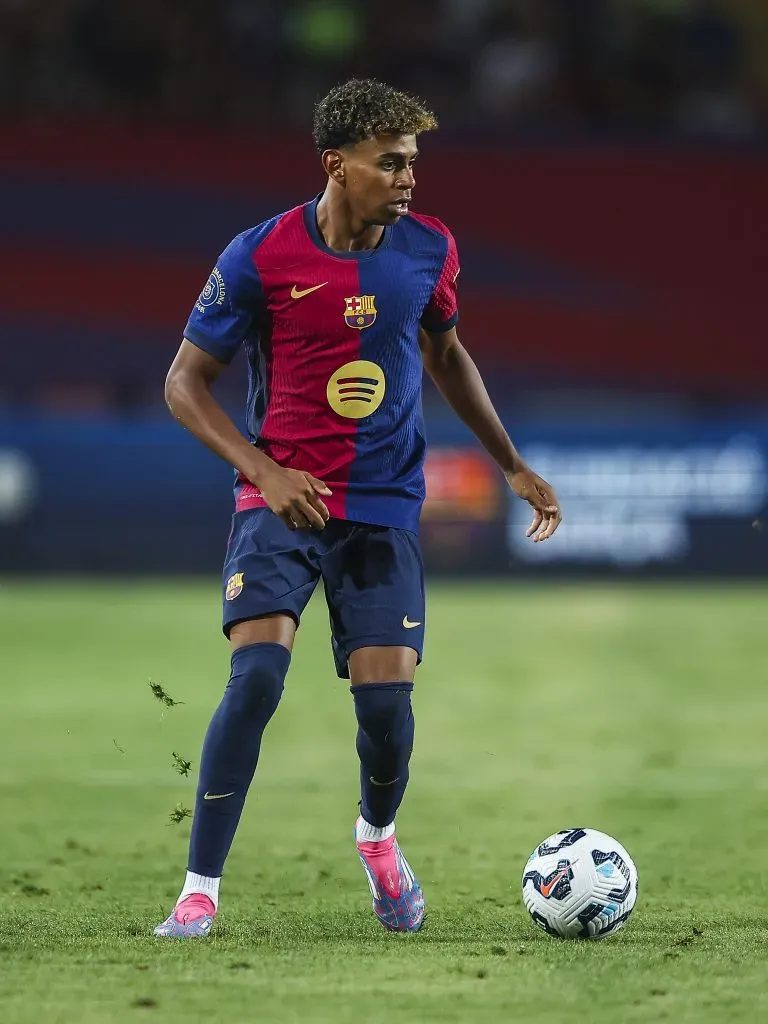 BARCELONA, SPAIN – AUGUST 12: Lamine Yamal of FC Barcelona pass the ball during the Joan Gamper Trophy match between FC Barcelona and AS Monaco at Estadi Olimpic Lluis Companys on August 12, 2024 in Barcelona, Spain. (Photo by Eric Alonso/Getty Images)