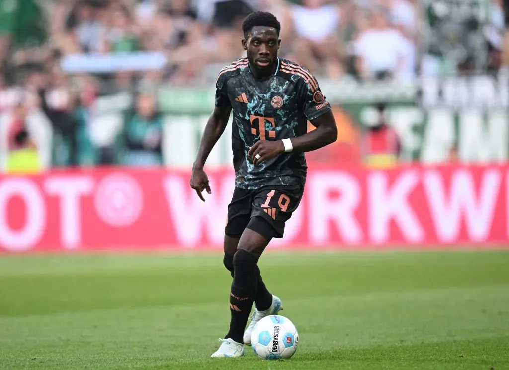 Alphonso Davies, do Bayern de Munique, tem sido bastante requisitado por outros clubes (Photo by Stuart Franklin/Getty Images)