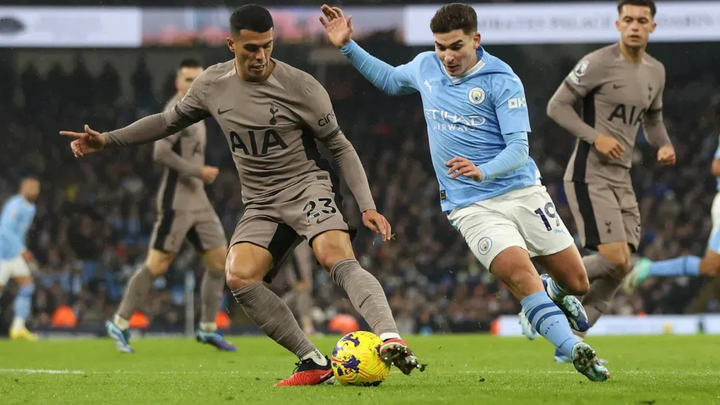 Pedro Porro em partida contra o Manchester City (Foto: IMAGO / Action Plus)