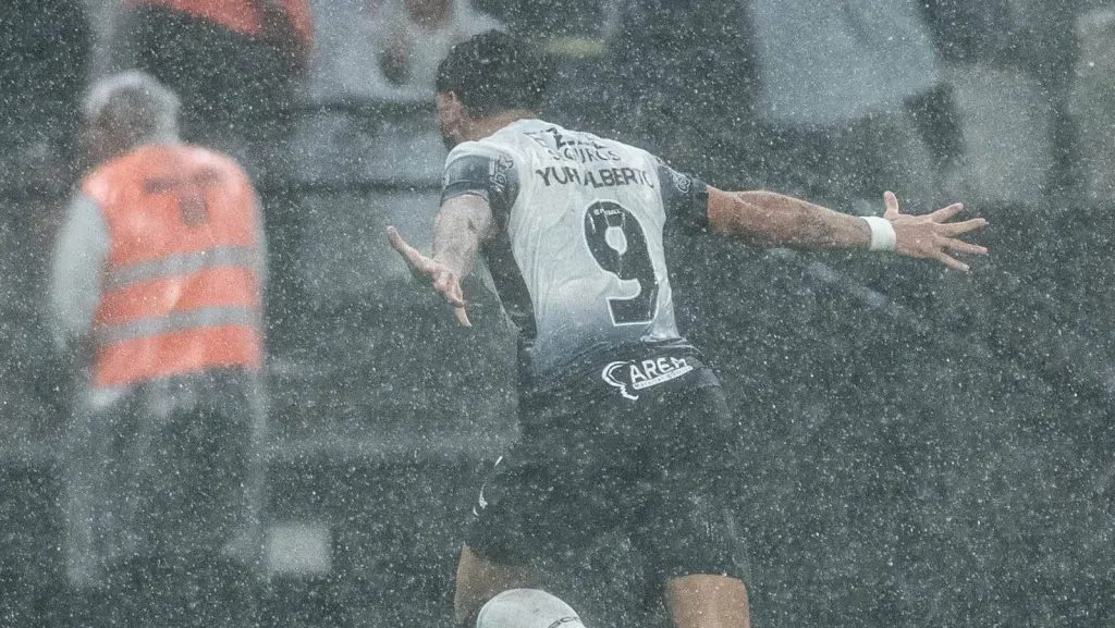 Yuri Alberto comemora seu gol na partida entre Corinthians e Racing-ARG, válida pela primeira partida da semifinal da CONMEBOL Sul-Americana, na Neo Química Arena. (Foto: IMAGO / TheNews2)