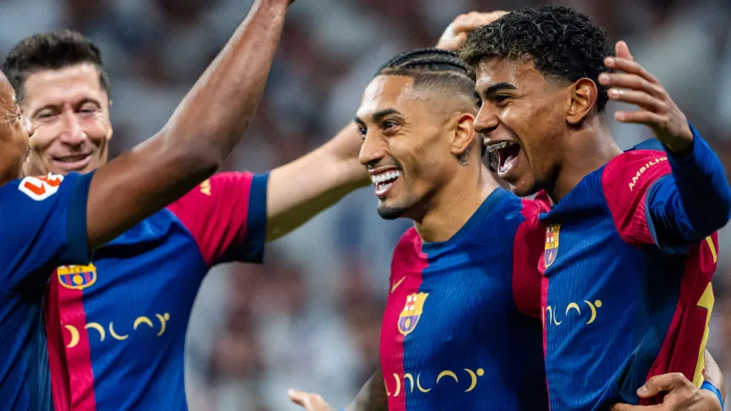 Lewandowski, Raphinha e Lamine Yamal na vitória contra o Real Madrid (Foto: IMAGO / Alberto Gardin)