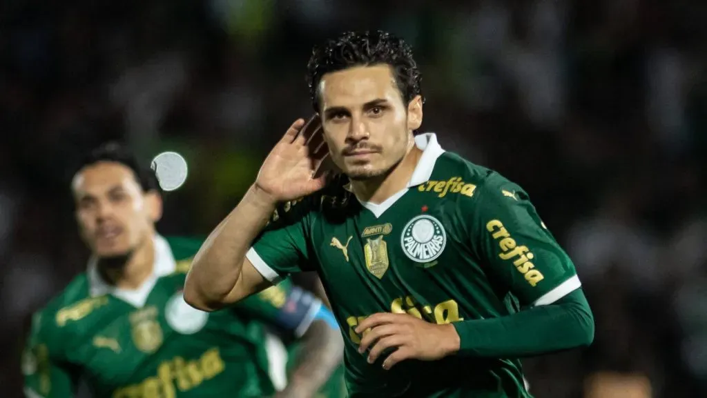 Match between Palmeiras and Atletico-MG for the 2024 Brazilian Championship Sao Paulo SP, 09/28/2024 – BRAZILIAN/PALMEIRAS VS ATLETICO-MG – Raphael Veiga celebrates his goal in the match between Palmeiras and Atletico-MG, valid for the 28th round of the Brazilian Football Championship, on the night of this Saturday, September 28, 2024, at the Brinco de Ouro da Princesa Stadium, in Campinas-SP. Foto: Ronaldo Barreto/Thenews2/imago images SPO PUBLICATIONxNOTxINxUSA Copyright: xRONALDOxBARRETOx