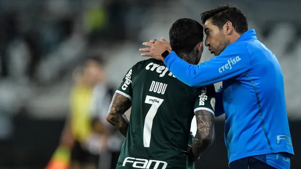 Dudu em conversa com Abel Ferreira (Foto: Thiago Ribeiro/AGIF)