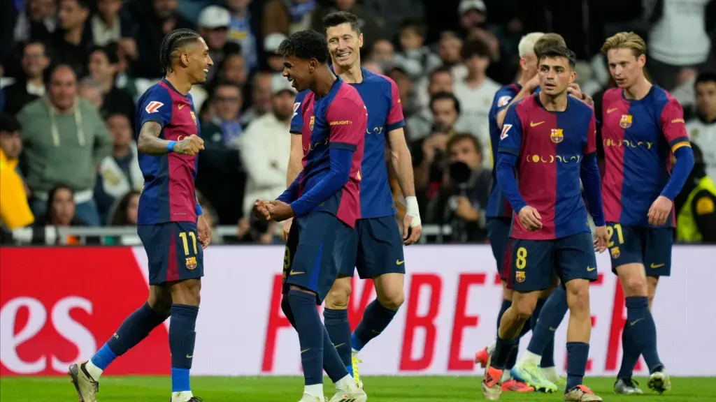 Elenco do Barcelona comemora gol contra o Real Madrid (Foto: IMAGO / Pressinphoto)