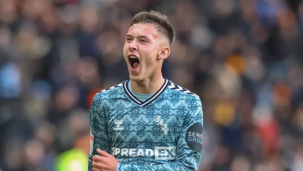 Chris Rigg, do Sunderland, comemora após o apito final durante o jogo da Sky Bet Championship entre Hull City e Sunderland, no estádio MKM, em Hull, Reino Unido. (Foto: IMAGO / News Images)