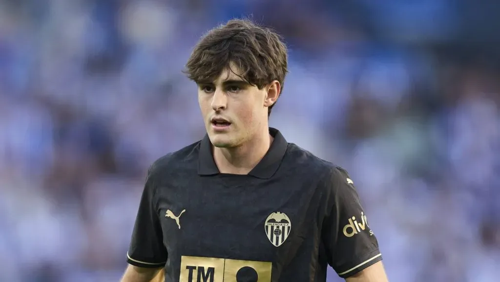 Javi Guerra, do Valencia, observa durante a partida da LaLiga EA Sports entre Real Sociedad e Valencia na Reale Arena em 28 de setembro de 2024, em San Sebastián, Espanha.(Foto: IMAGO / ZUMA Press Wire)