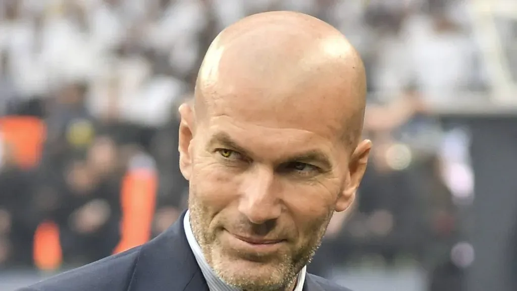 Com o contrato de Ancelotti se aproximando do fim, rumores indicam que Florentino Pérez considera Zinedine Zidane como possível substituto. Zidane, que já conquistou 11 títulos com o clube, é visto como opção caso o italiano não consiga reverter a situação rapidamente. (Foto: IMAGO / pepphoto)