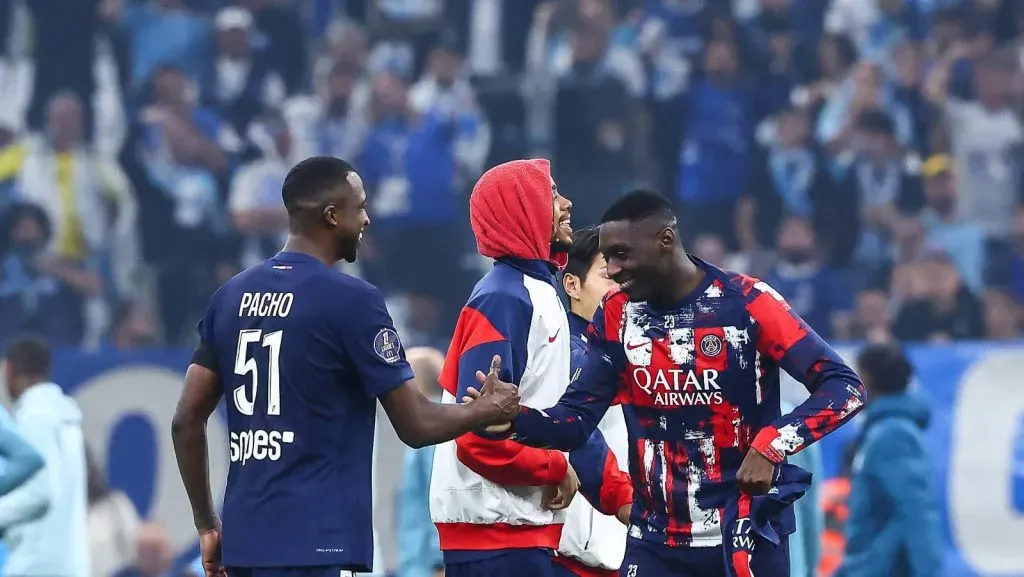 William Tenório e Kolo Muani se cumprimentando após o clássico contra o Marseille