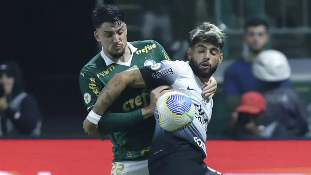 Piquerez do Palmeiras e Yuri Alberto do Corinthians disputam a bola durante uma partida entre Palmeiras e Corinthians, válida pelo Brasileirão Série A 2024, no Allianz Parque, em 1º de julho de 2024, em São Paulo, Brasil. (Foto: Alexandre Schneider/Getty Images)