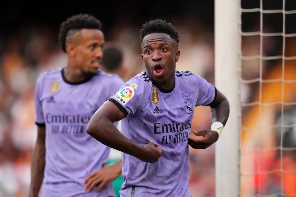 Vini Jr aponta que torcedor imitou um macaco para o atacante do Real Madrid. (Photo by Aitor Alcalde/Getty Images)
