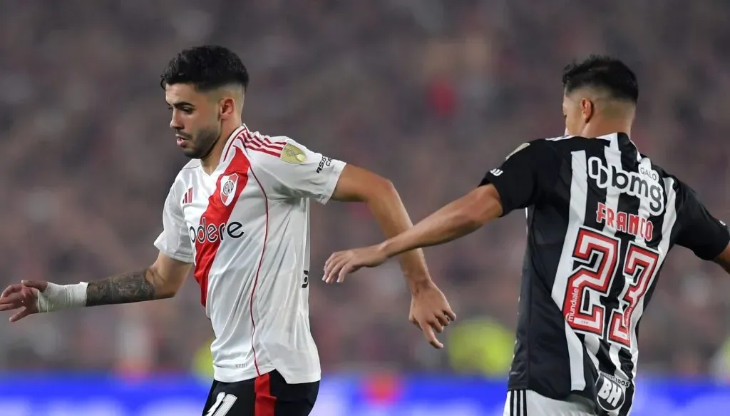 Santiago Simón e Alan Franco em disputa no Monumental