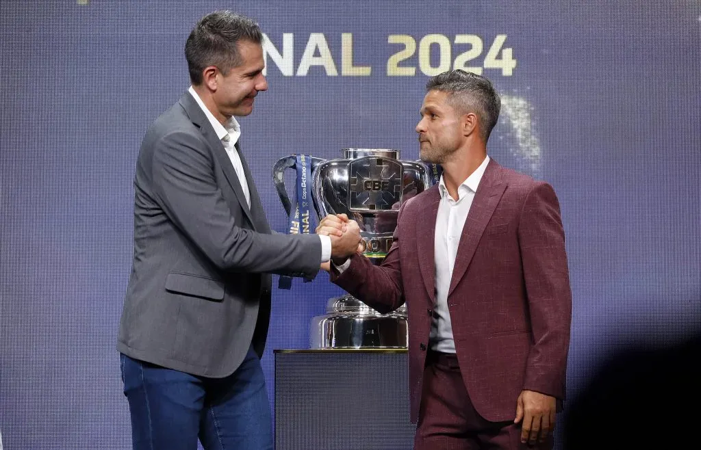 Ídolos de Atético-MG e Flamengo, Victor e Diego Ribas juntos com o troféu da Copa do Brasil. Foto: Rafael Ribeiro/CBF