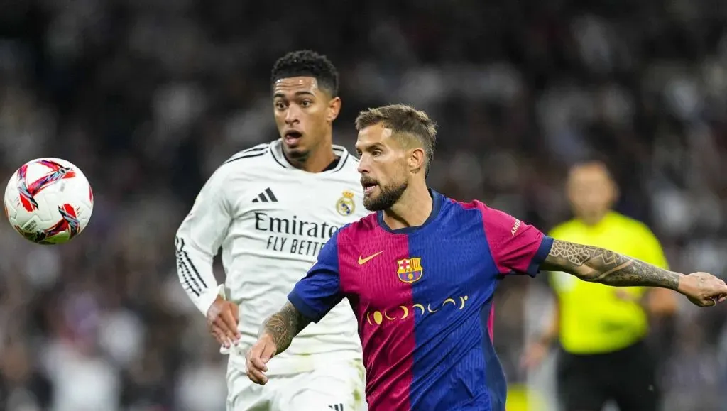 Iñigo Martínez em disputa com Jude Bellingham no El Clásico