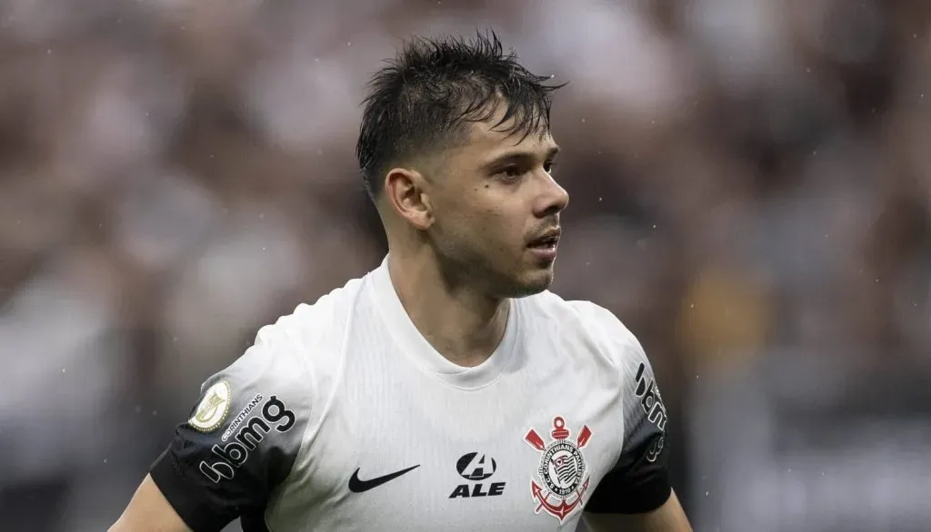 Romero comemorando um gol contra o Atlético-GO