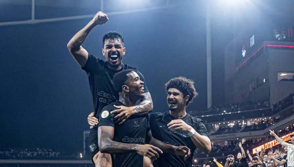 Cacá celebrando com seus companheiros do Corinthians