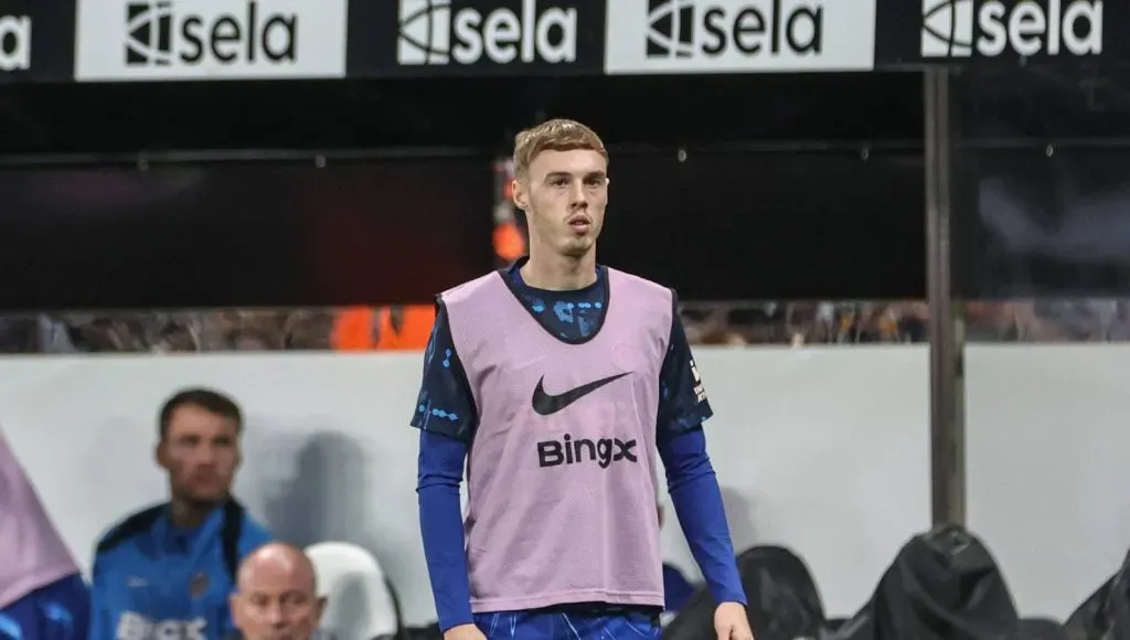 Cole Palmer acompanhando o Chelsea pelo banco de reservas (IMAGO News Images)