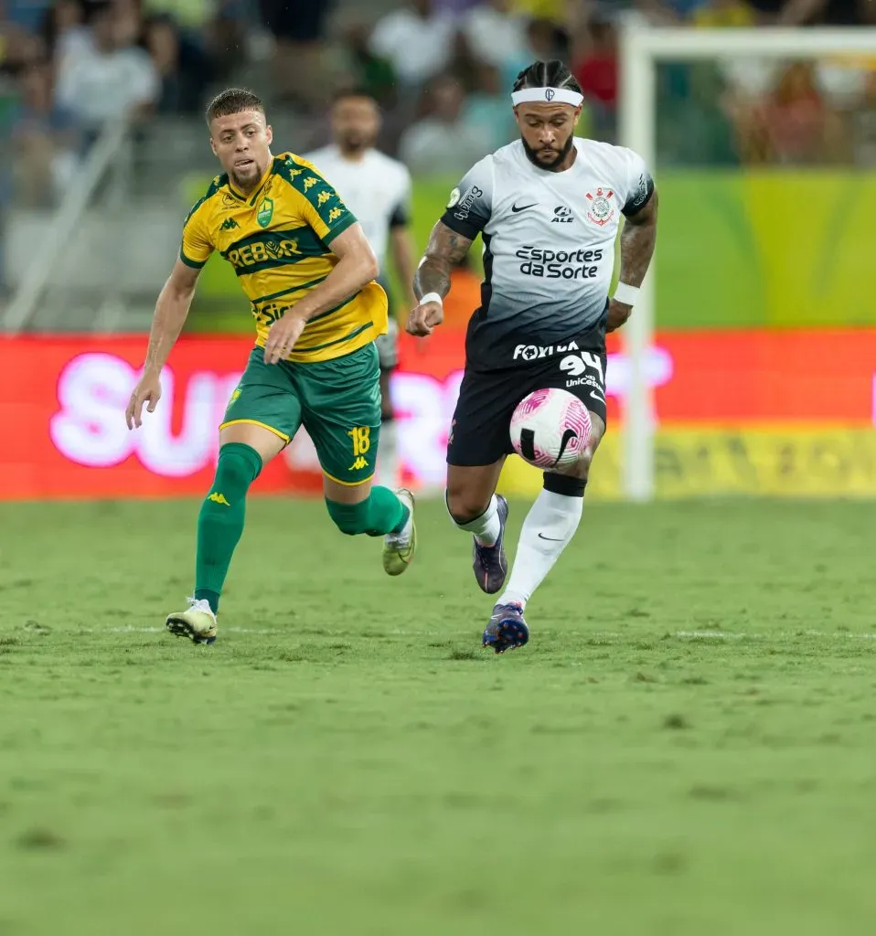 Memphis Depay em ação pelo Corinthians. Ele pode ser desfalque na Sul-Americana contra o Racing, segundo jornalista. Foto: Rodrigo Coca/Agência Corinthians