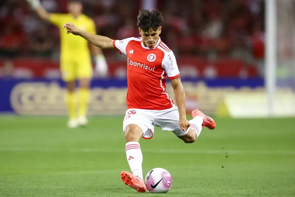Bernabei com a camisa do Internacional. (Photo by Pedro H. Tesch/Getty Images)