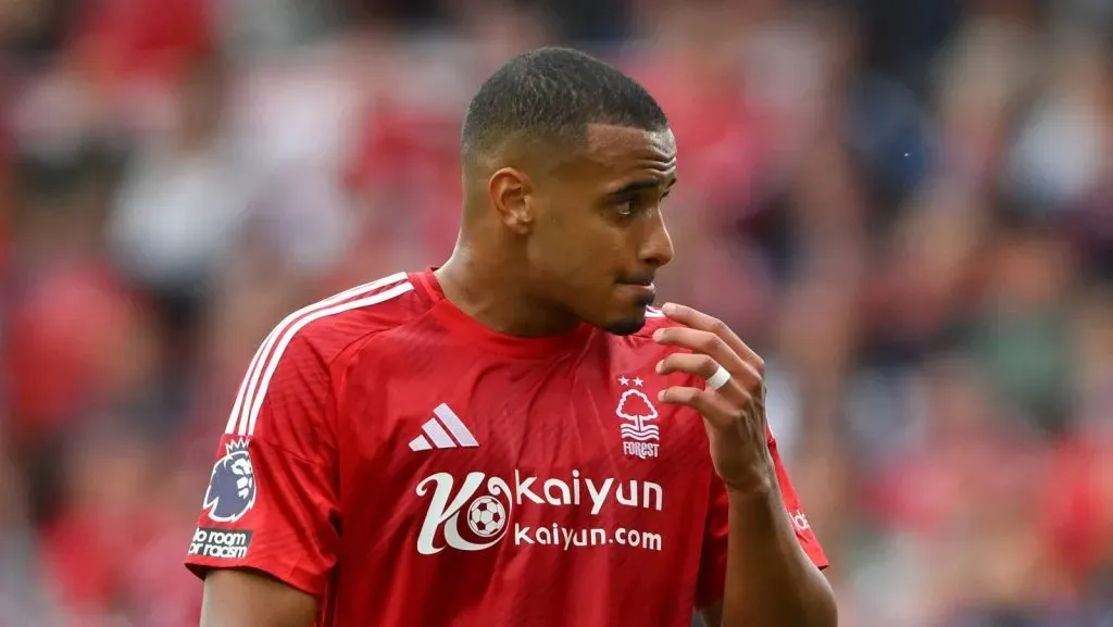 Murillo, do Nottingham Forest, está jogando durante a partida da Premier League entre Nottingham Forest e Bournemouth no City Ground, em Nottingham, Inglaterra, em 17 de agosto de 2024. (Foto: IMAGO / NurPhoto)