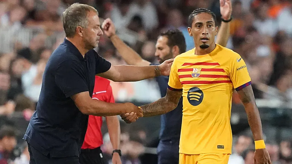 Raphinha e Hansi Flick em partida pelo Barcelona (Foto: IMAGO / Alterphotos)