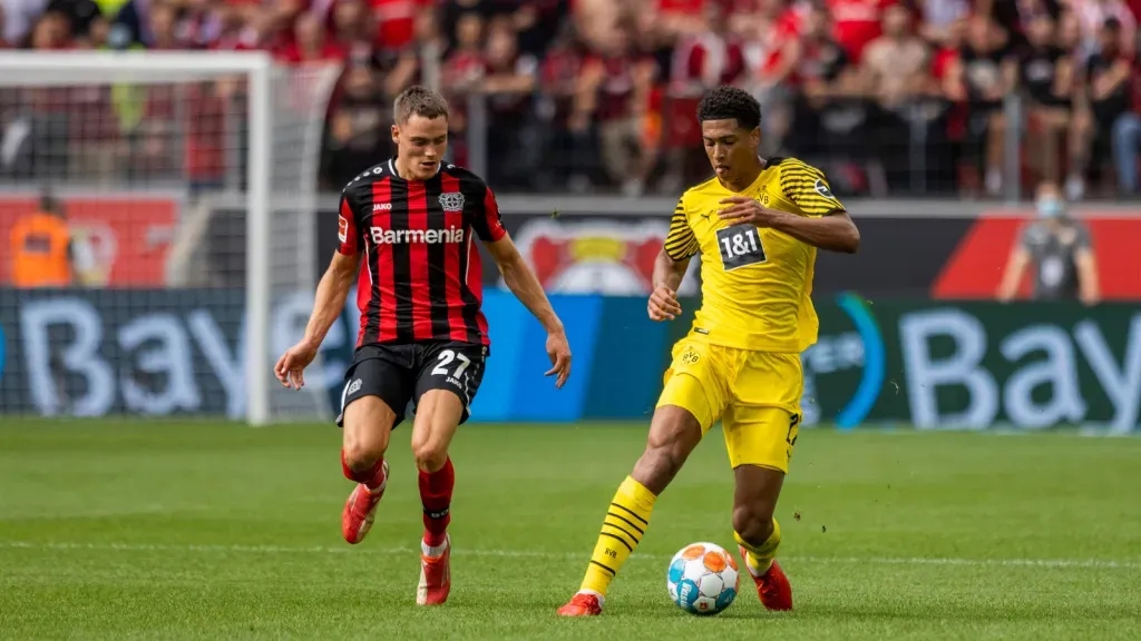 Florian Wirtz Leverkusen e Jude Bellingham lado a lado (Foto: IMAGO / Moritz Müller)