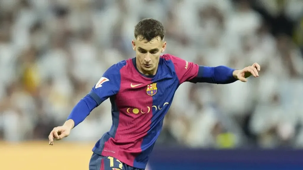 Marc Casadó em campo pelo Barcelona (IMAGO NurPhoto)