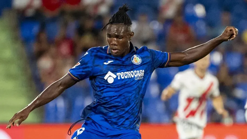 Christantus Ugonna Uche, do Getafe CF, em ação com a bola durante a partida de futebol da La Liga EA Sports 2024/25 entre Getafe CF e Rayo Vallecano no Estádio Coliseum, em Getafe, Espanha, em 24 de agosto de 2024. (Foto: IMAGO / NurPhoto)