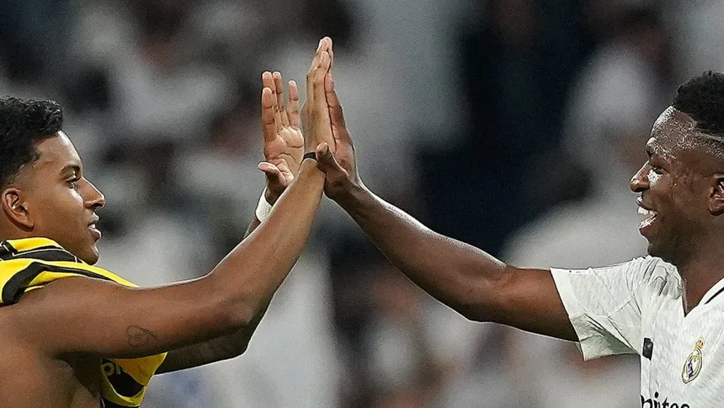 Vini Jr. e Rodrygo se cumprimentando após vitória do Real Madrid (IMAGO ABACAPRESS)
