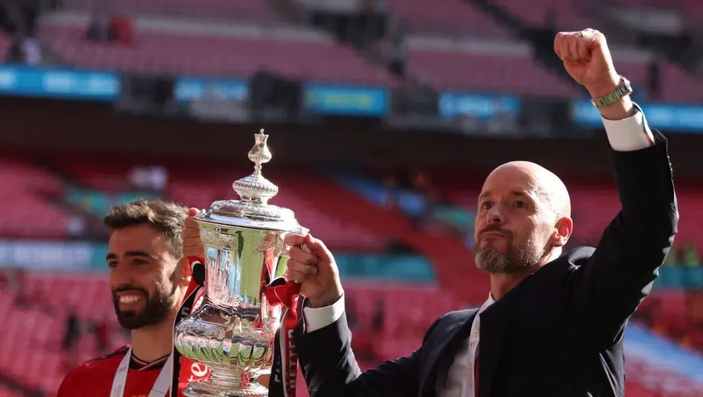 Bruno Fernandes e Erik ten Hag erguendo a FA Cup (IMAGO Paul Marriott)