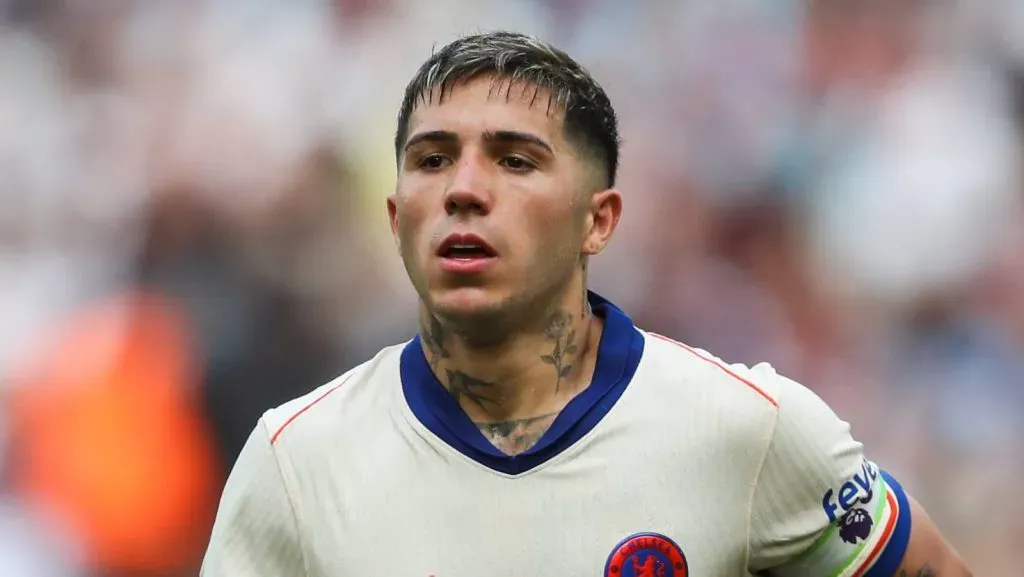 Enzo Fernández, do Chelsea, durante a partida da Premier League entre West Ham United e Chelsea, no Estádio de Londres, Londres, Reino Unido, em 21 de setembro de 2024.(Foto: IMAGO / News Images)