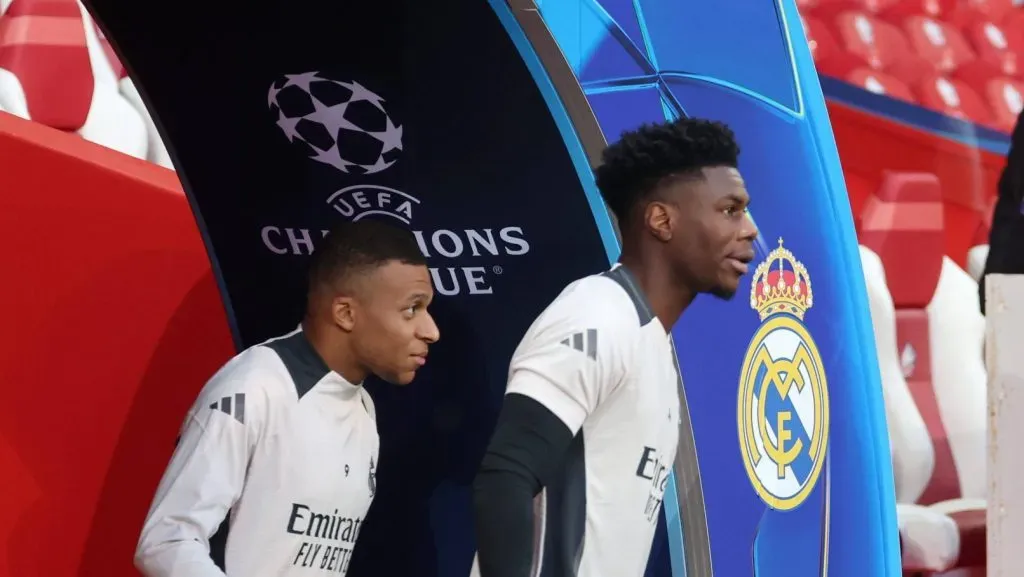 Mbappé entrando em campo ao lado de Tchouaméni contra o Lille (IMAGO MAXPPP)