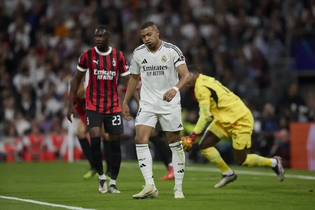 Mbappé lamenta durante o jogo contra o Milan. Jogador foi bastante criticado e torcida pediu Endrick no lugar. Foto: IMAGO / ZUMA Press Wire