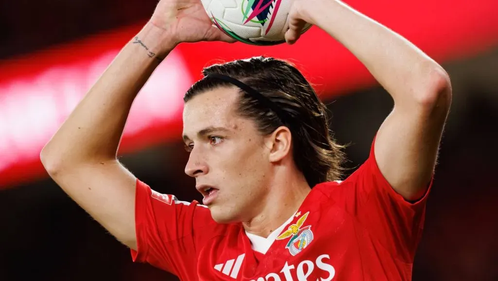 Álvaro Carreras cobrando um lateral pelo Benfica (IMAGO SOPA Images)