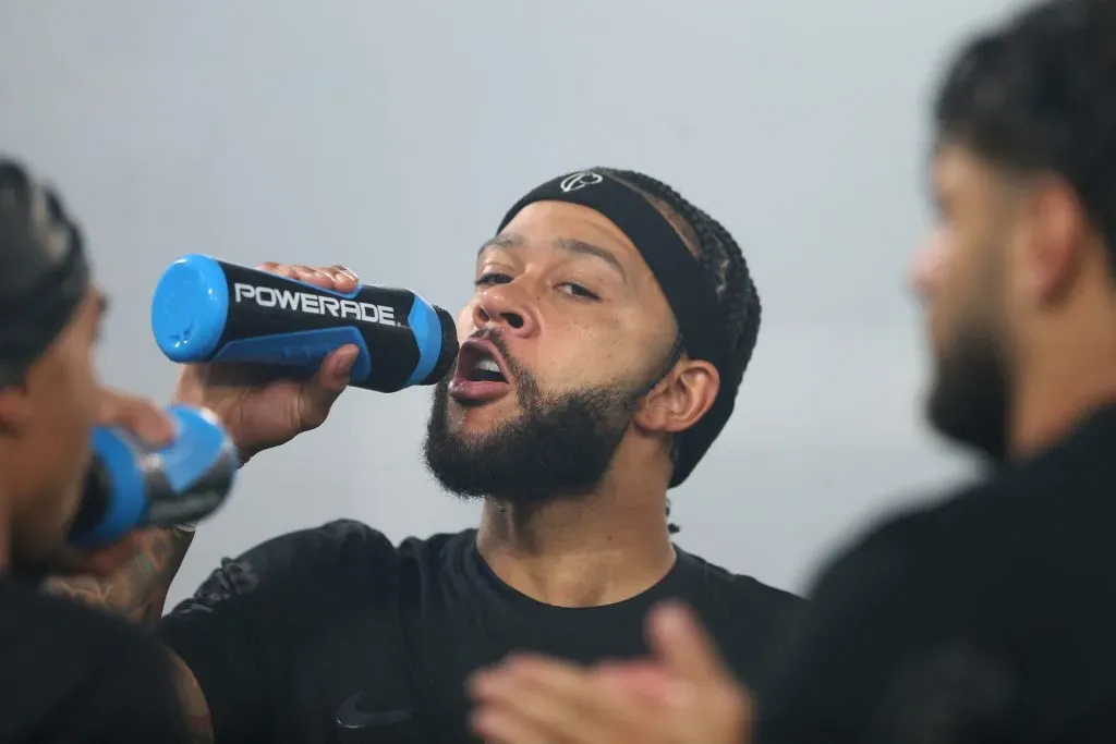 Corinthians quer meia de peso para jogar com Depay. (Photo by Daniel Jayo/Getty Images)