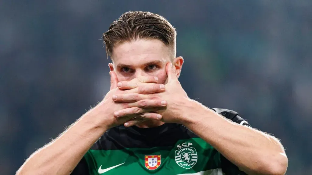 Viktor Gyökeres é visto comemorando após marcar um gol durante o jogo da UEFA Champions League entre as equipes do Sporting CP e Manchester City FC (Maciej Rogowski), no Estádio José Alvalade, em Lisboa, Portugal. (Foto: IMAGO / Maciej Rogowski)