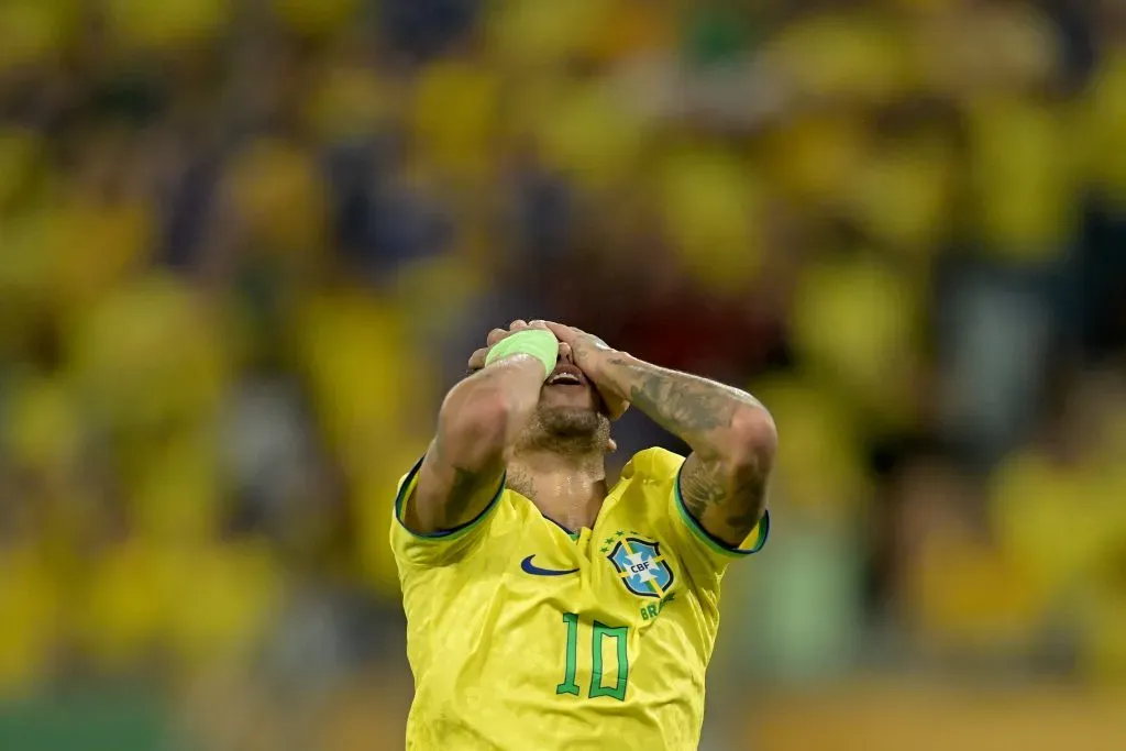 Neymar Jr lamenta lance com a camisa da Seleção Brasileira. (Photo by Pedro Vilela/Getty Images)