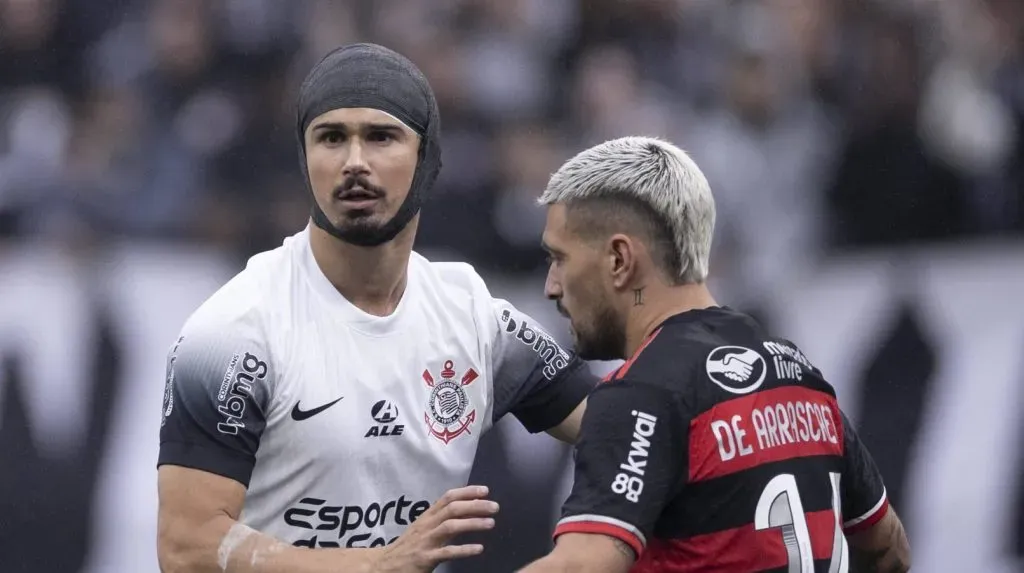 André Ramalho e Arrascaeta em disputa no Corinthians v Flamengo (IMAGO Fotoarena)