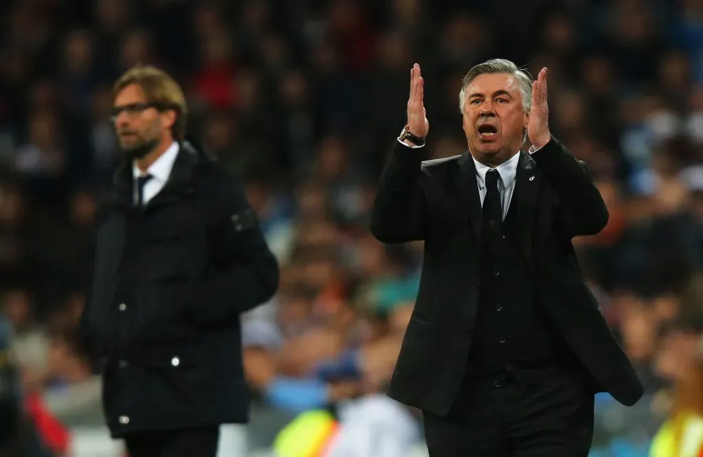 Carlo Ancelotti enfrentando Jürgen Klopp. (Photo by Clive Rose/Getty Images)