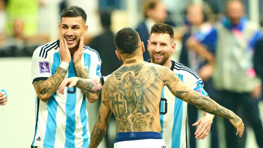 Leandro Paredes ao lado de Lionel Messi após vencer a Copa do Mundo de 2022 (IMAGO / ActionPictures)