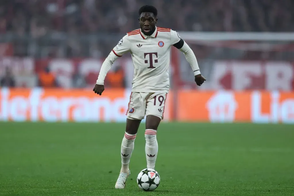 Barcelona tem estratégia de ter boa fase e Hansi Flick para convencer Alphonso Davies. Foto: IMAGO / Revierfoto