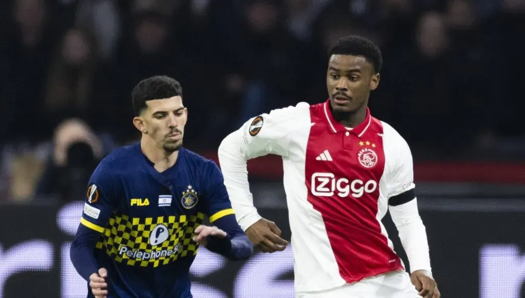Jorrel Hato em campo defendendo o Ajax (IMAGO ANP)