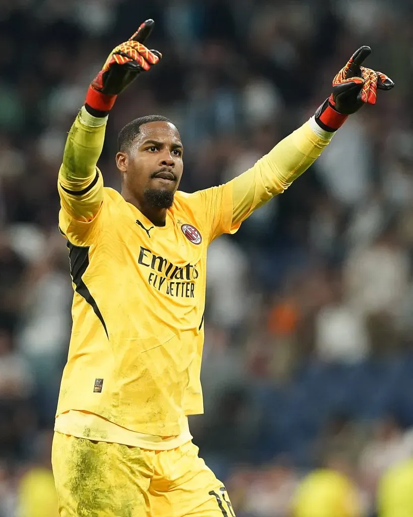 Goleiro Mike Maignan, do Milan, é alvo do Manchester City, caso Ederson saia. Foto: IMAGO / Alterphotos