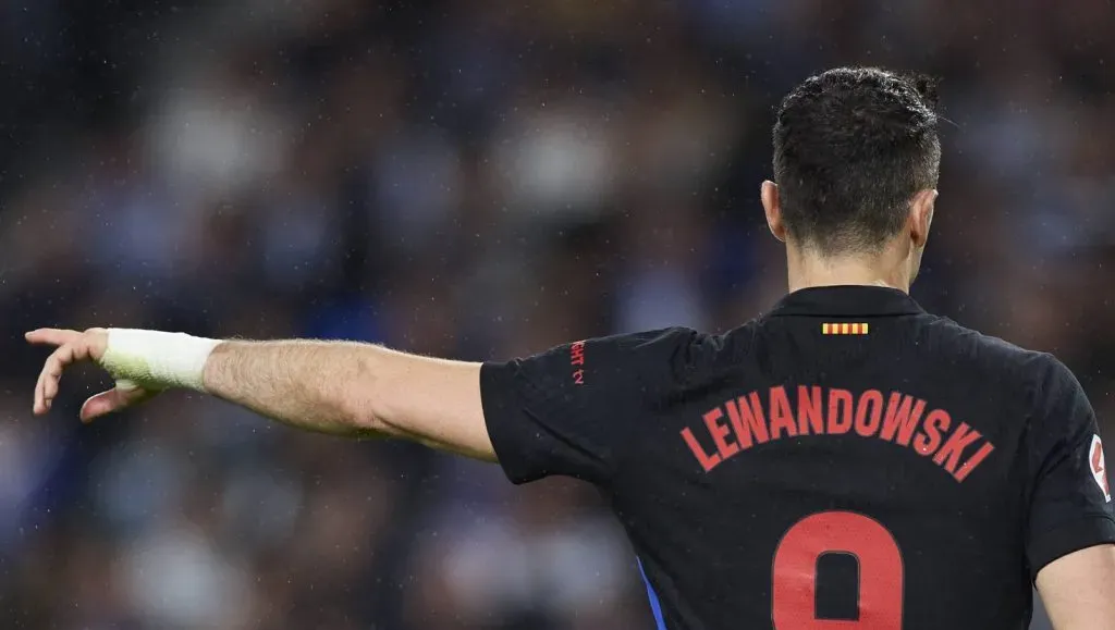 Robert Lewandowski em campo em Real Sociedad v Barcelona (IMAGO Ricardo Larreina Amador)