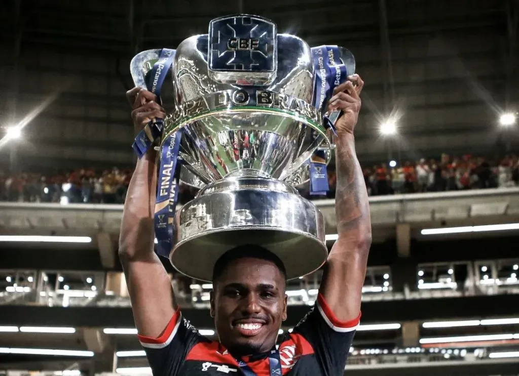 A valorização visa manter Evertton Araújo, que atrai olhares de clubes europeus, no elenco do Flamengo para as próximas temporadas. (Foto: Divulgação / Instagram)