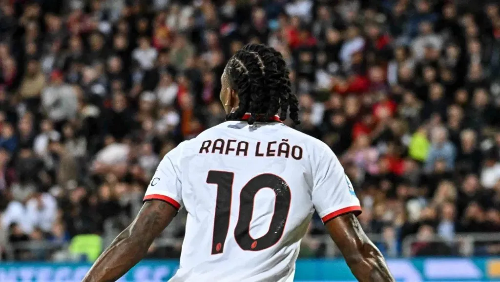 Rafael Leão, em campo, celebrando um gol pelo Milan em partida no Calcio (IMAGO ABACAPRESS)